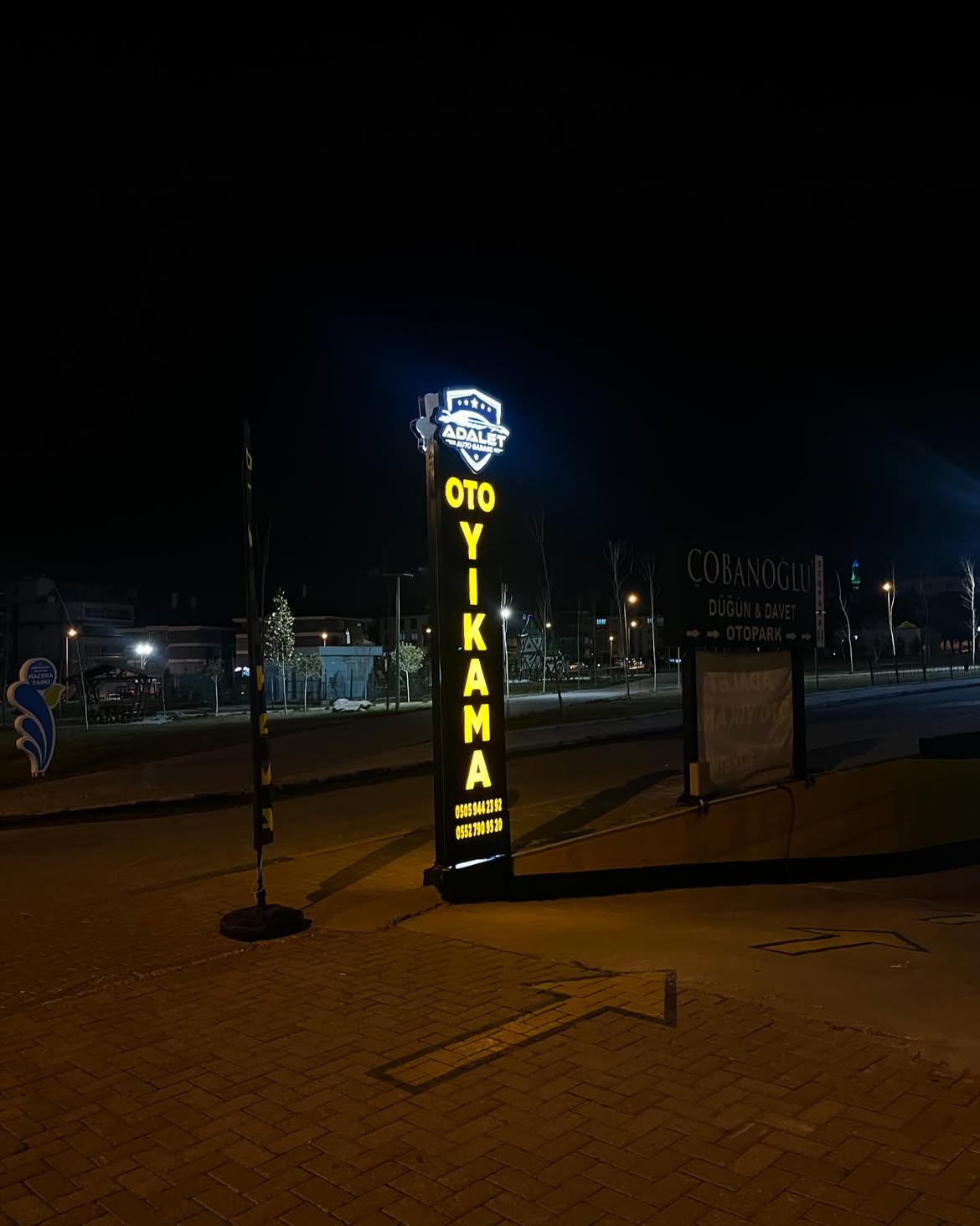 Adalet Oto Yıkama Işıklı Totem Tabela uygulaması
