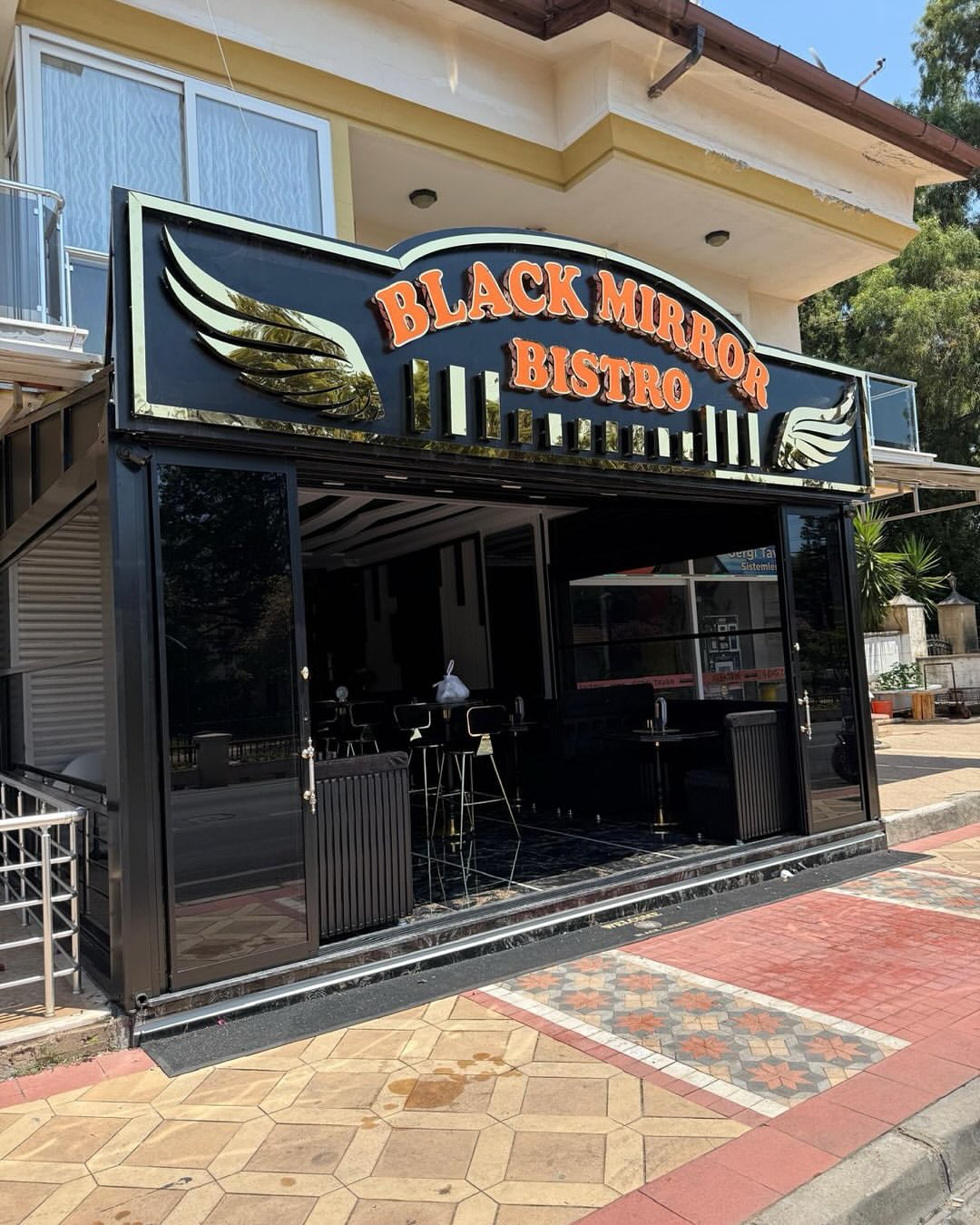 Black Mirror Bistro Krom ve Kutu Harf uygulaması